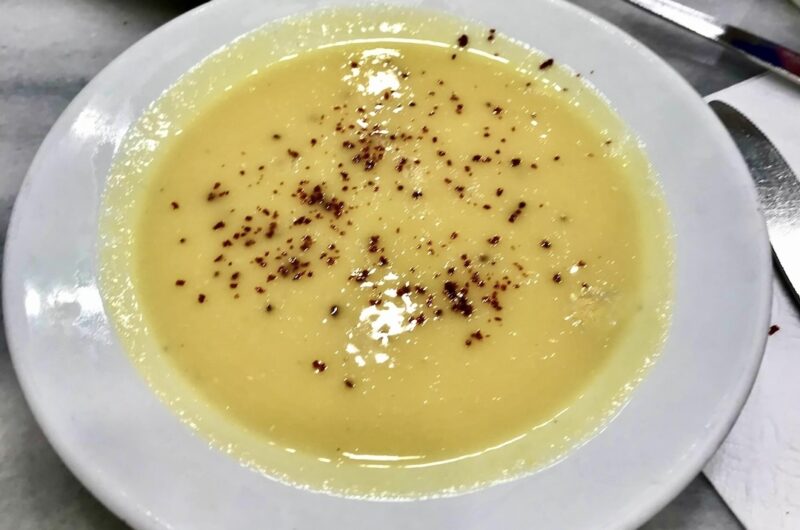 Corba czyli zupa z soczewicy to sycąca zupa przygotowana z warzyw i soczewicy doprawiona aromatycznymi przyprawami, a na koniec zmiksowana na gładko.