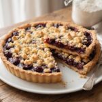 Szybkie kruche ciasto z dżemem z kawałkami owoców leśnych pieczone w formie z tarty. To bardzo popularne włoskie ciasto o nazwie crostata.