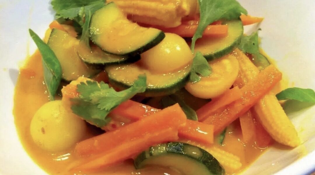 Wegańskie curry na bazie mleczka kokosowego z dodatkiem pasty curry oraz krojonych warzyw.