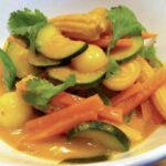 Wegańskie curry na bazie mleczka kokosowego z dodatkiem pasty curry oraz krojonych warzyw.