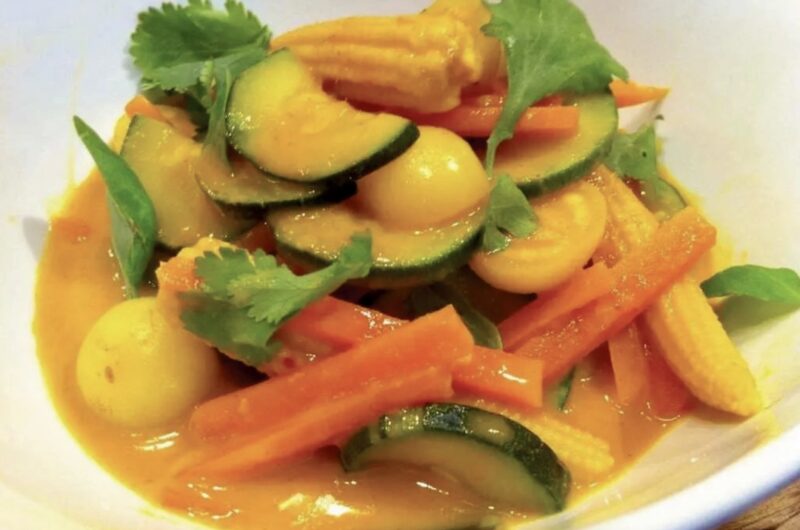 Wegańskie curry na bazie mleczka kokosowego z dodatkiem pasty curry oraz krojonych warzyw.