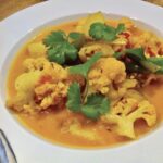 Łatwe curry na bazie bulionu jarzynowego i mleczka kokosowego z dodatkiem kalafiora, pomidora, fasolki szparagowej i ziemniaków z dodatkiem aromatycznych przypraw.