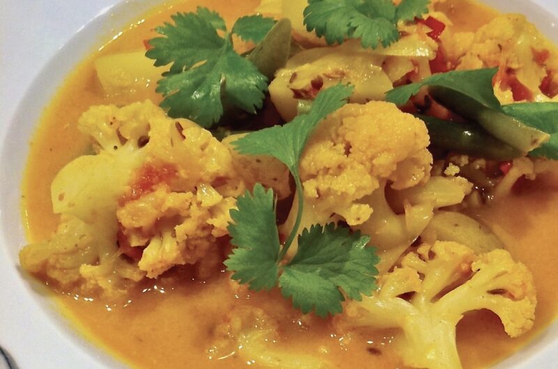Łatwe curry na bazie bulionu jarzynowego i mleczka kokosowego z dodatkiem kalafiora, pomidora, fasolki szparagowej i ziemniaków z dodatkiem aromatycznych przypraw.