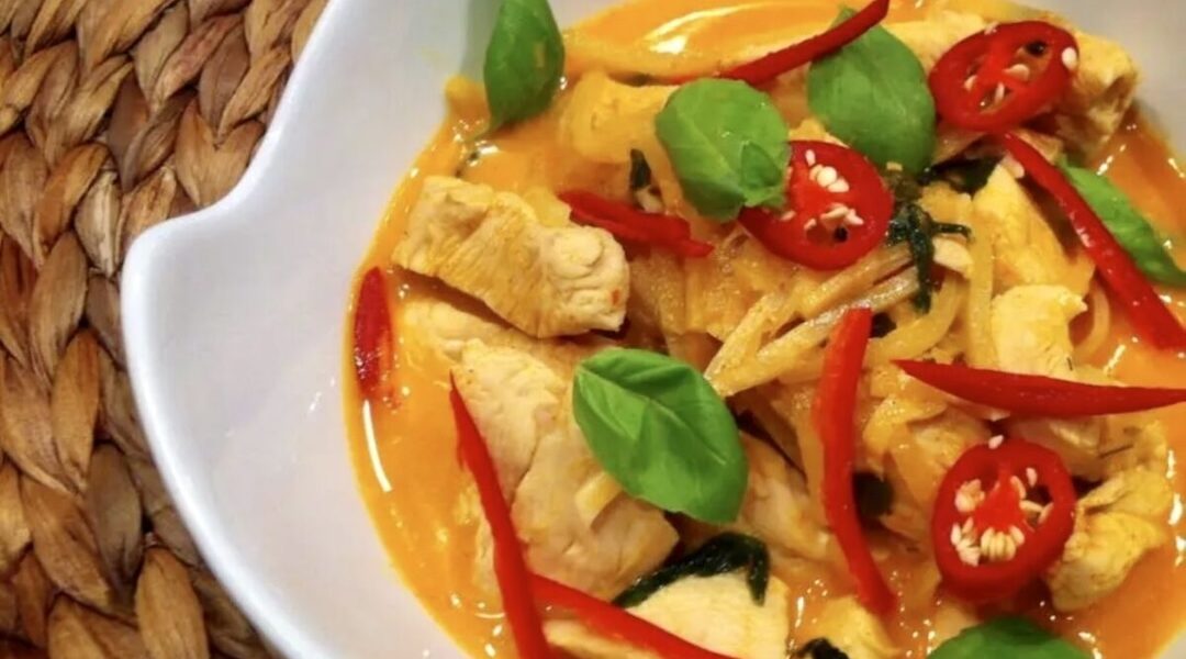 Piersi z kurczaka krojone na małe kawałki, a następnie duszone w paście curry i mleczku kokosowym podane z pędami bambusa i świeżą bazylią.