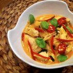 Piersi z kurczaka krojone na małe kawałki, a następnie duszone w paście curry i mleczku kokosowym podane z pędami bambusa i świeżą bazylią.