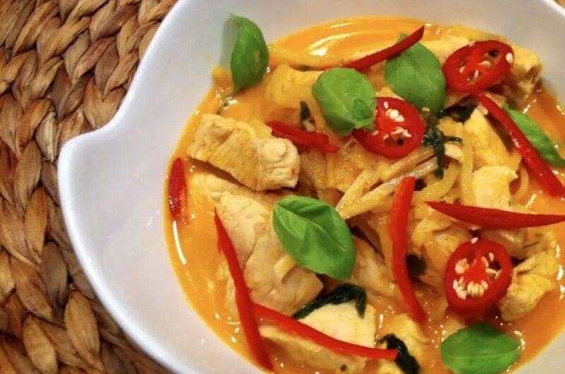 Piersi z kurczaka krojone na małe kawałki, a następnie duszone w paście curry i mleczku kokosowym podane z pędami bambusa i świeżą bazylią.