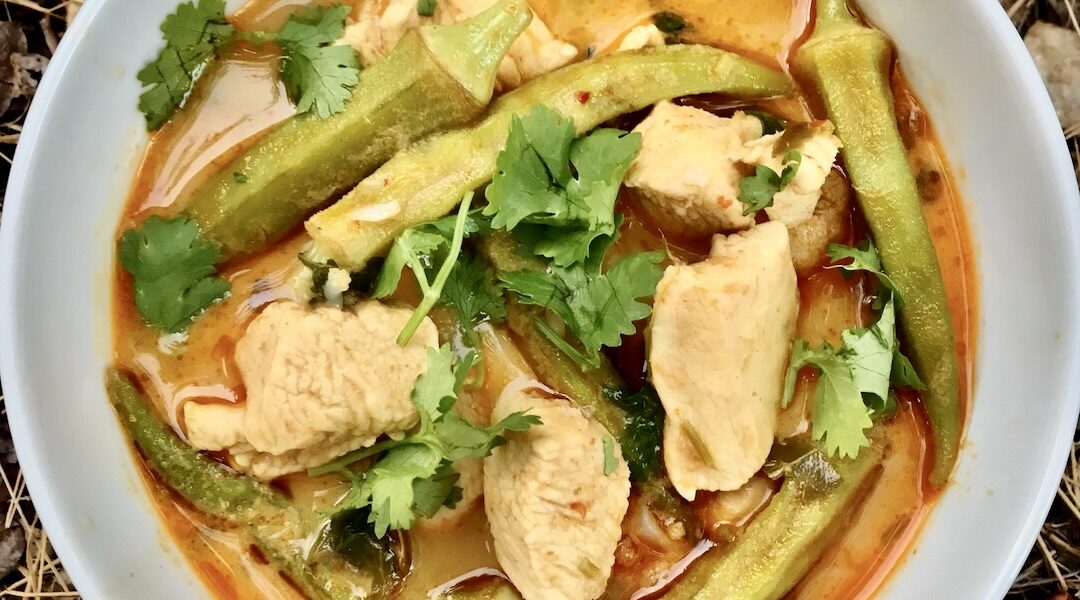 Curry z okrą, czyli potrawka z kawałków piersi z kurczaka duszonych w mleczku kokosowym z pastą curry z dodatkiem kalafiora, okry i świeżej kolendry.