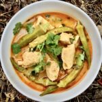 Curry z okrą, czyli potrawka z kawałków piersi z kurczaka duszonych w mleczku kokosowym z pastą curry z dodatkiem kalafiora, okry i świeżej kolendry.