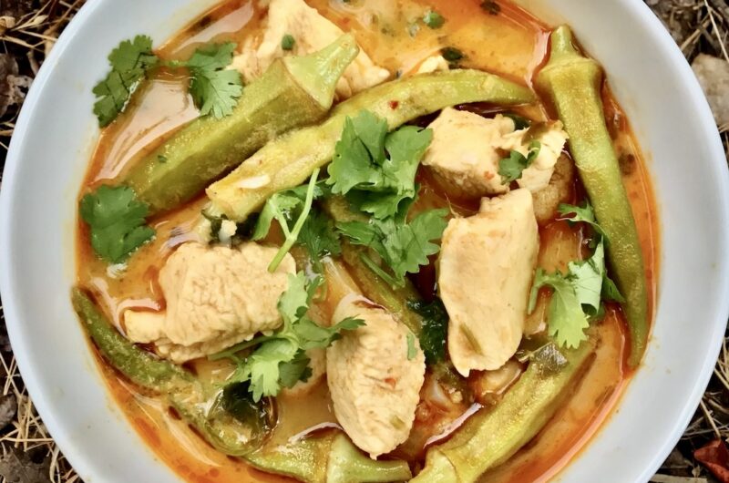 Curry z okrą, czyli potrawka z kawałków piersi z kurczaka duszonych w mleczku kokosowym z pastą curry z dodatkiem kalafiora, okry i świeżej kolendry.