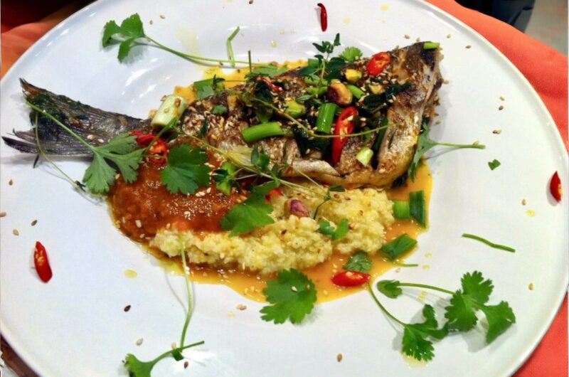 Dorada smażona, a następnie duszona z szafranem w przyprawie harissa z dymką, kiszoną cytryną, rodzynkami i suszonymi morelami.