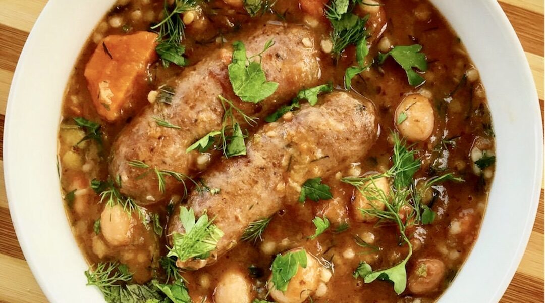 Eintopf czyli jednogarnkowa potrawka na bazie kiełbasek wieprzowych duszonych z krojonymi bakłażanem, cukinią i marchewką z dodatkiem fasolki, startych pomidorów i świeżych ziół.