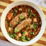 Eintopf czyli jednogarnkowa potrawka na bazie kiełbasek wieprzowych duszonych z krojonymi bakłażanem, cukinią i marchewką z dodatkiem fasolki, startych pomidorów i świeżych ziół.