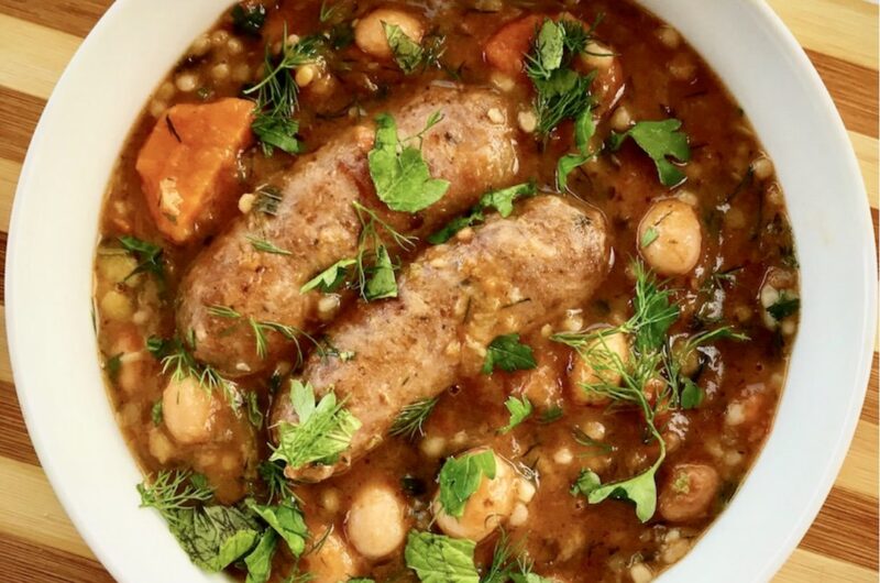 Eintopf czyli jednogarnkowa potrawka na bazie kiełbasek wieprzowych duszonych z krojonymi bakłażanem, cukinią i marchewką z dodatkiem fasolki, startych pomidorów i świeżych ziół.