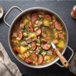 Fasolówka to aromatyczna i sycąca zupa fasolowa. Przygotowuje się ją na bazie aromatycznej wędzonki z dodatkiem mięsa wieprzowego, ziemniaków i pomidorów. Jej smak należy wzbogacić również kiełbasą i suszonym oregano.