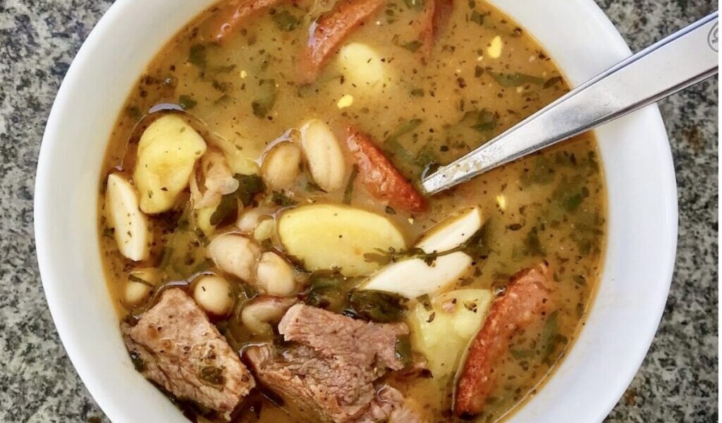 Fasolówka to aromatyczna i sycąca zupa fasolowa. Przygotowuje się ją na bazie aromatycznej wędzonki z dodatkiem mięsa wieprzowego, ziemniaków i pomidorów. Jej smak należy wzbogacić również kiełbasą i suszonym oregano.