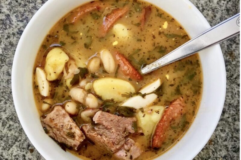 Fasolówka to aromatyczna i sycąca zupa fasolowa. Przygotowuje się ją na bazie aromatycznej wędzonki z dodatkiem mięsa wieprzowego, ziemniaków i pomidorów. Jej smak należy wzbogacić również kiełbasą i suszonym oregano.