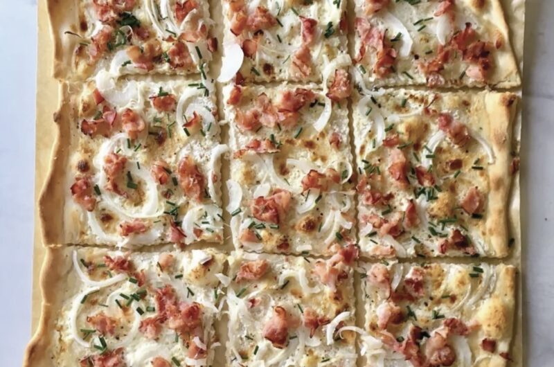 Flammkuchen alzacki to prosty podpłomyk przygotowany z mąki i wody. Na cieniutko rozwałkowane ciasto nakłada się śmietanę, a następnie piórka cebuli i plasterki wędzonego boczku. Pieczemy bardzo krótko w bardzo wysokiej temperaturze.