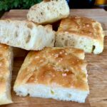 Focaccia czyli tradycyjny włoski płaski chleb idealny do jedzenia z oliwą i do przygotowania panini, czyli włoskich kanapek.