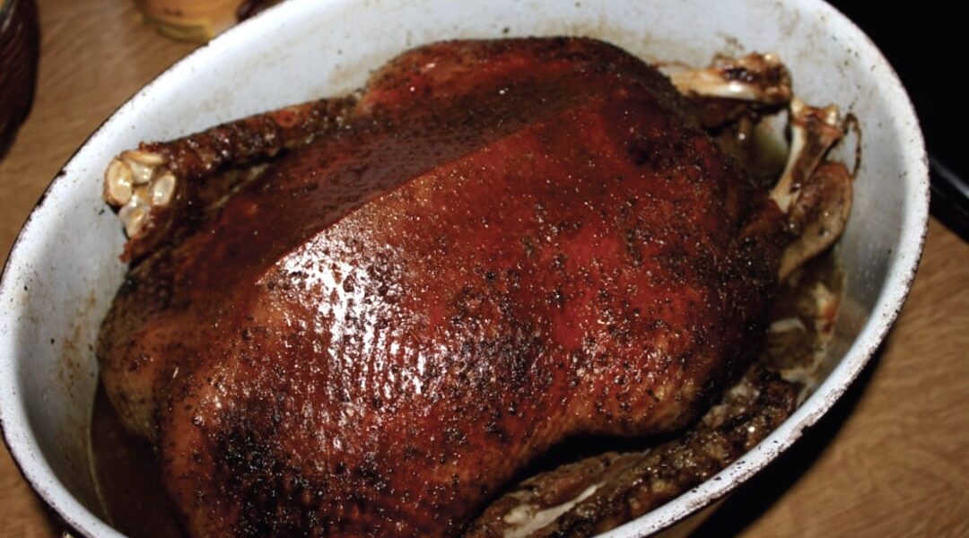 Świeża gęś przyprawiona solą, pieprzem i suszonym majerankiem, a następnie długo i wolno pieczona.