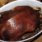 Świeża gęś przyprawiona solą, pieprzem i suszonym majerankiem, a następnie długo i wolno pieczona.