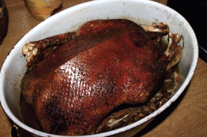 Świeża gęś przyprawiona solą, pieprzem i suszonym majerankiem, a następnie długo i wolno pieczona.