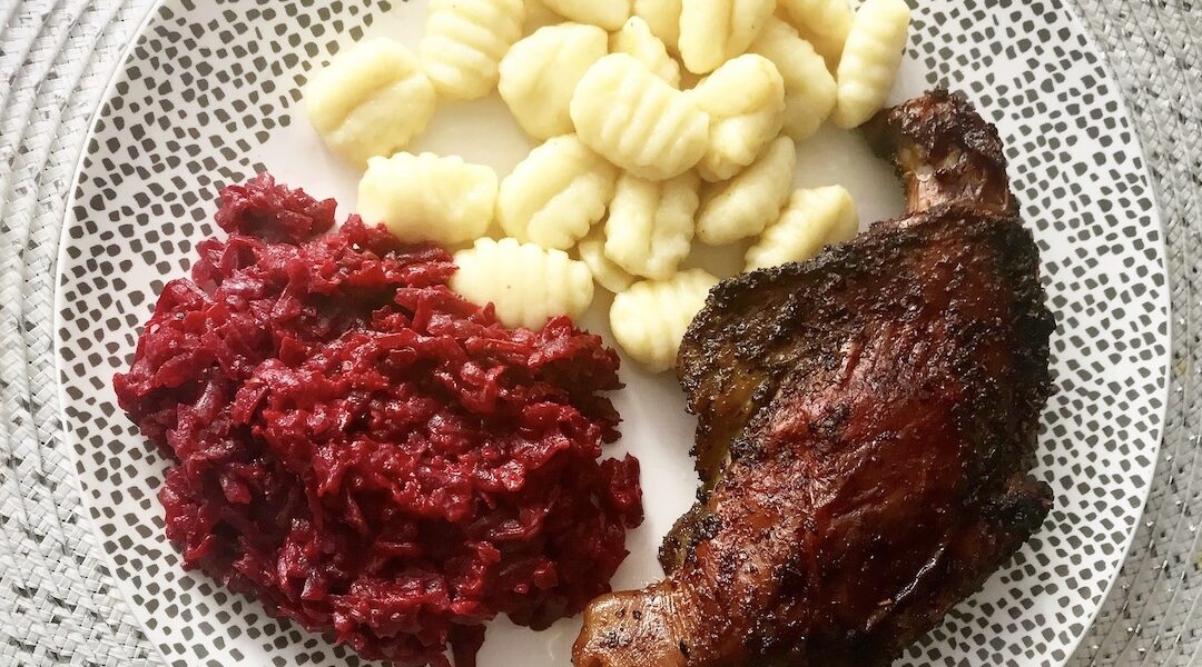 Gęsie nogi przyprawione solą, pieprzem i suszonym majerankiem, a następnie wolno pieczone.