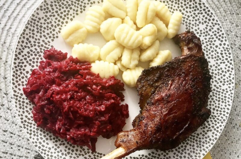 Gęsie nogi przyprawione solą, pieprzem i suszonym majerankiem, a następnie wolno pieczone.