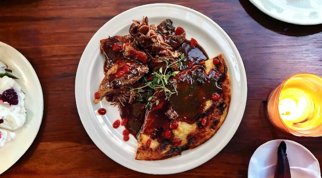 Gęsie udka marynowane w ziołach, a następnie pieczone z majerankiem podane z sosem własnym z dodatkiem octu balsamicznego.