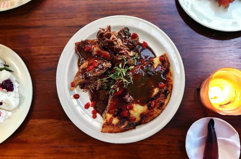 Gęsie udka marynowane w ziołach, a następnie pieczone z majerankiem podane z sosem własnym z dodatkiem octu balsamicznego.