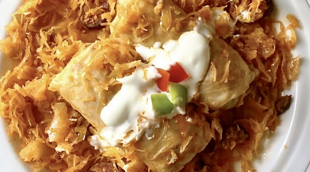 Gołąbki węgierskie czyli tradycyjnie przygotowane gołąbki, jednak różniące się od tych naszych, krajowych detalami. Liście białej kapusty wypełnione są farszem z surowego mięsa wieprzowego i ugotowanej kaszy pęczak, a następnie duszone na liściach kapusty kiszonej z dodatkiem kiełbas paprykowanych.