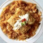 Gołąbki węgierskie czyli tradycyjnie przygotowane gołąbki, jednak różniące się od tych naszych, krajowych detalami. Liście białej kapusty wypełnione są farszem z surowego mięsa wieprzowego i ugotowanej kaszy pęczak, a następnie duszone na liściach kapusty kiszonej z dodatkiem kiełbas paprykowanych.