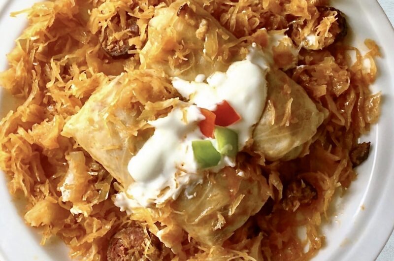 Gołąbki węgierskie czyli tradycyjnie przygotowane gołąbki, jednak różniące się od tych naszych, krajowych detalami. Liście białej kapusty wypełnione są farszem z surowego mięsa wieprzowego i ugotowanej kaszy pęczak, a następnie duszone na liściach kapusty kiszonej z dodatkiem kiełbas paprykowanych.