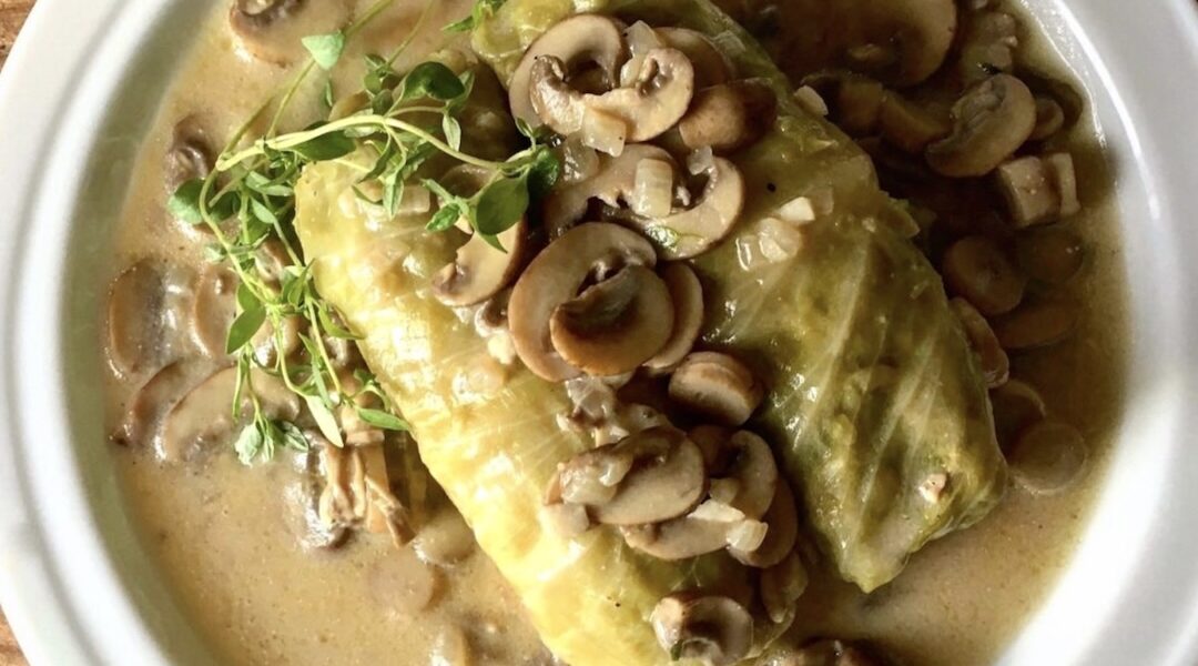 Klasyczne gołąbki z białej kapusty wypełnione farszem z ryżu arborio oraz mięsa z surowej białej kiełbasy.