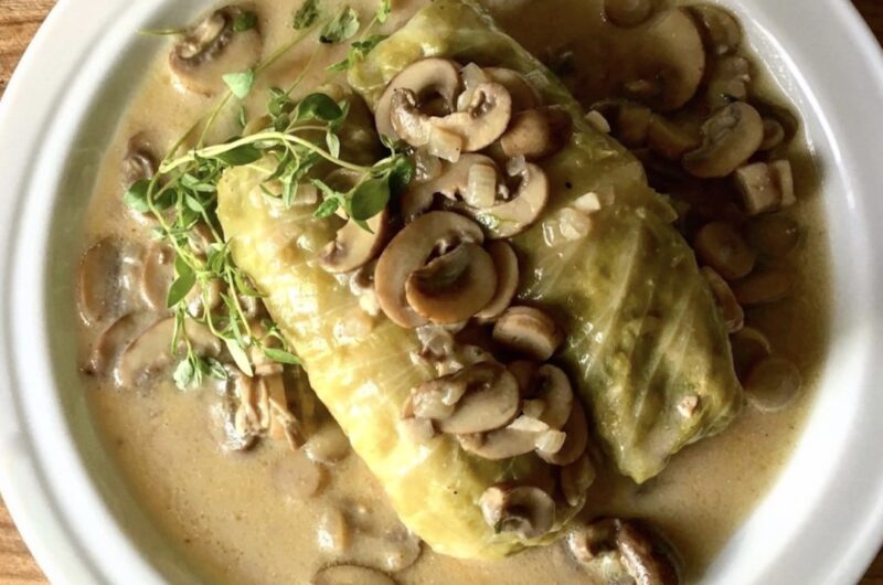 Klasyczne gołąbki z białej kapusty wypełnione farszem z ryżu arborio oraz mięsa z surowej białej kiełbasy.