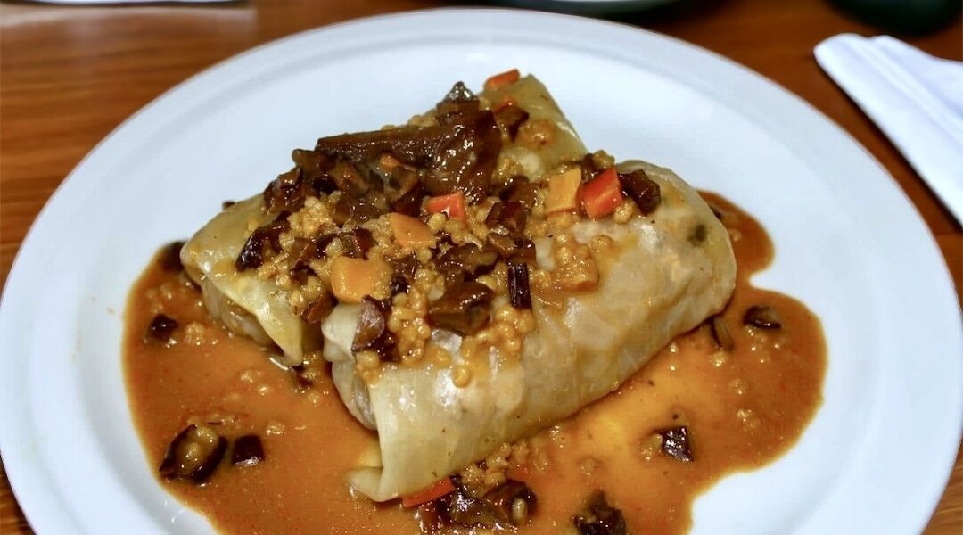 Gołąbki z kiszonej kapusty przygotowuje się z kiszonych liści białej kapusty. Wypełnia się je farszem ze smażonego mięsa z dodatkiem kaszy jęczmiennej i grzybów, a następnie zwija i dusi w bulionie.