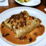 Gołąbki z kiszonej kapusty przygotowuje się z kiszonych liści białej kapusty. Wypełnia się je farszem ze smażonego mięsa z dodatkiem kaszy jęczmiennej i grzybów, a następnie zwija i dusi w bulionie.