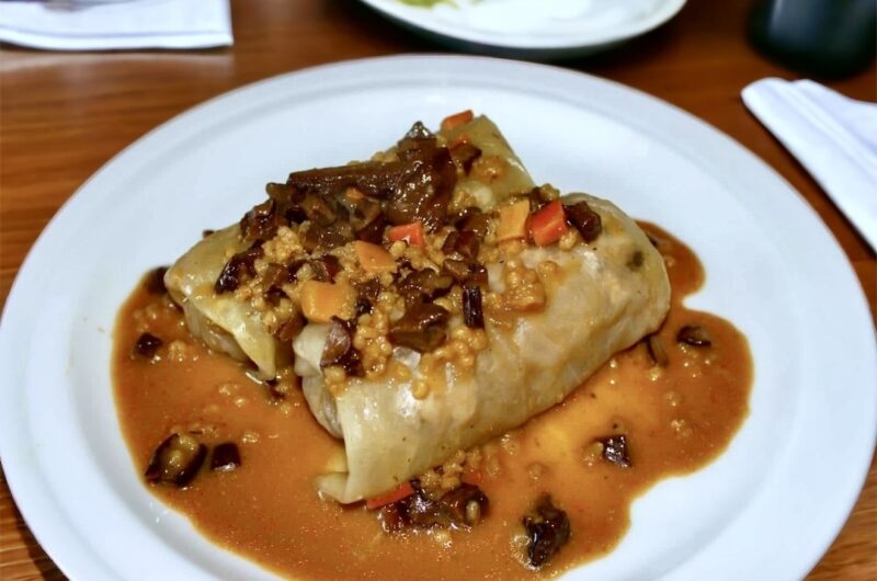 Gołąbki z kiszonej kapusty przygotowuje się z kiszonych liści białej kapusty. Wypełnia się je farszem ze smażonego mięsa z dodatkiem kaszy jęczmiennej i grzybów, a następnie zwija i dusi w bulionie.