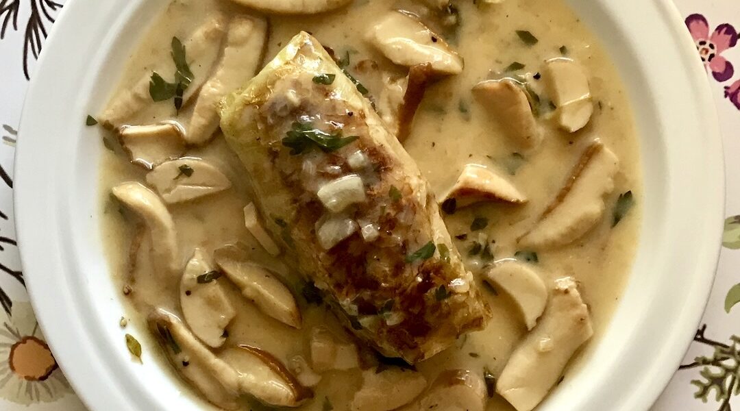 Gołąbki z mięsem, czyli blanszowane liście białej kapusty wypełnione farszem z duszonego karczku wieprzowego i gotowanego ryżu, a następnie zawijane i duszone do miękkości.