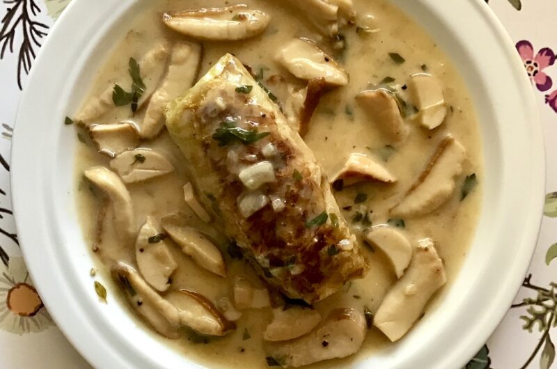 Gołąbki z mięsem, czyli blanszowane liście białej kapusty wypełnione farszem z duszonego karczku wieprzowego i gotowanego ryżu, a następnie zawijane i duszone do miękkości.