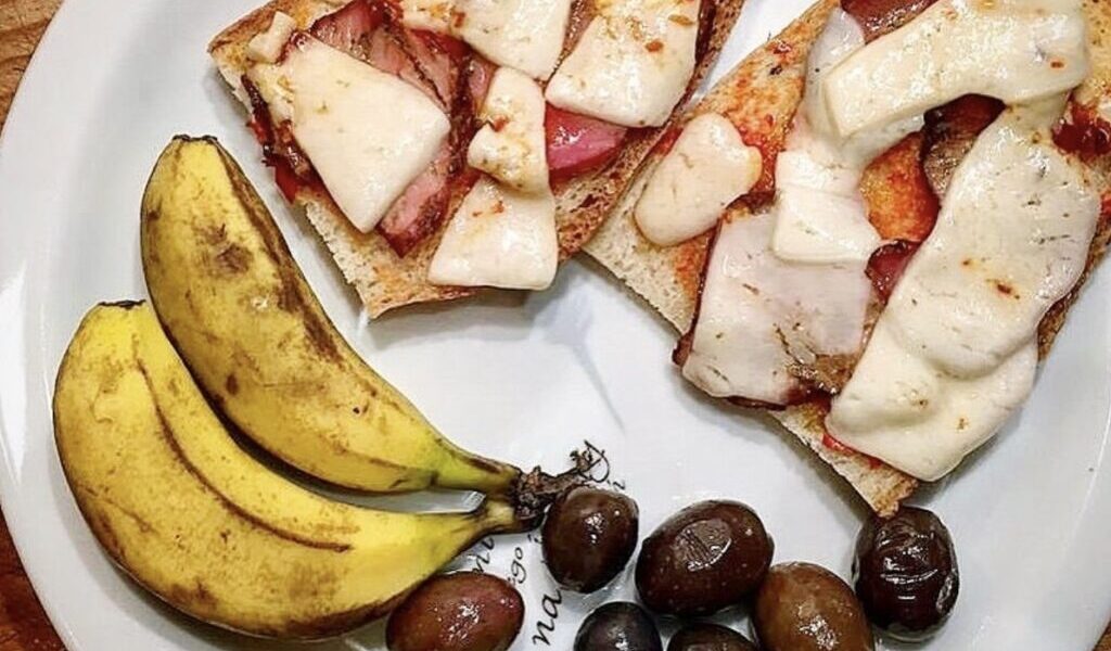 Grzanki z szynką to kompilacja zapiekanych kromek wiejskiego chleba posmarowanych pastą paprykową, a następnie obłożonych plasterkami kreteńskiej wędliny apaki i sera grawiera. Najlepsze grzanki przygotujesz oczywiście podczas pobytu na słonecznej wyspie Kreta.