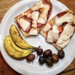 Grzanki z szynką to kompilacja zapiekanych kromek wiejskiego chleba posmarowanych pastą paprykową, a następnie obłożonych plasterkami kreteńskiej wędliny apaki i sera grawiera. Najlepsze grzanki przygotujesz oczywiście podczas pobytu na słonecznej wyspie Kreta.