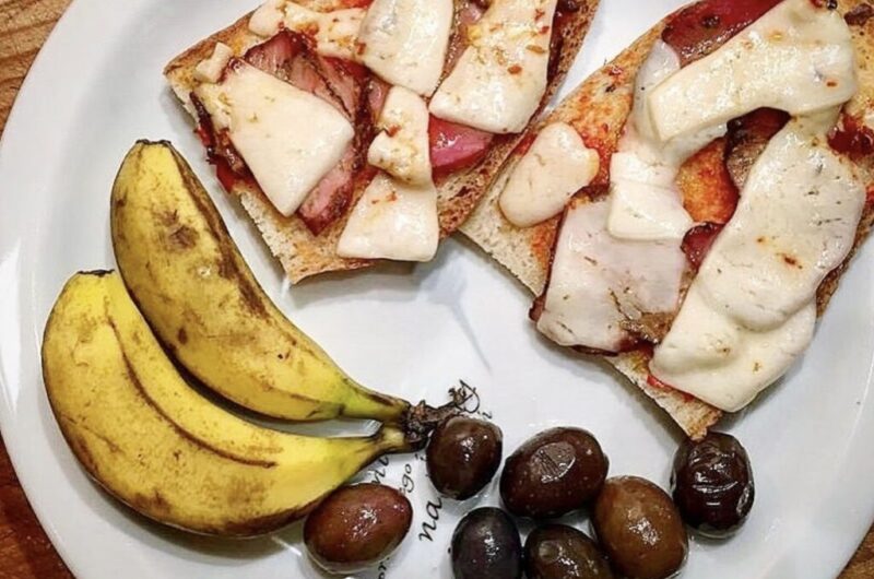 Grzanki z szynką to kompilacja zapiekanych kromek wiejskiego chleba posmarowanych pastą paprykową, a następnie obłożonych plasterkami kreteńskiej wędliny apaki i sera grawiera. Najlepsze grzanki przygotujesz oczywiście podczas pobytu na słonecznej wyspie Kreta.