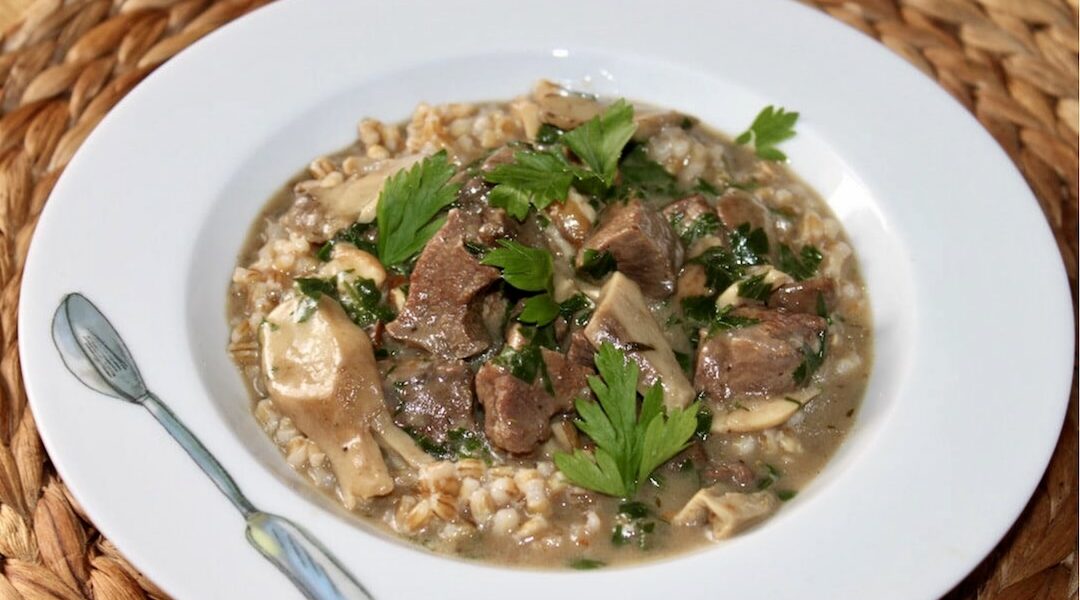 Gulasz wołowy z grzybami świeżymi oraz suszonymi na koniec doprawiony kwaśną śmietaną.