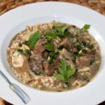 Gulasz wołowy z grzybami świeżymi oraz suszonymi na koniec doprawiony kwaśną śmietaną.