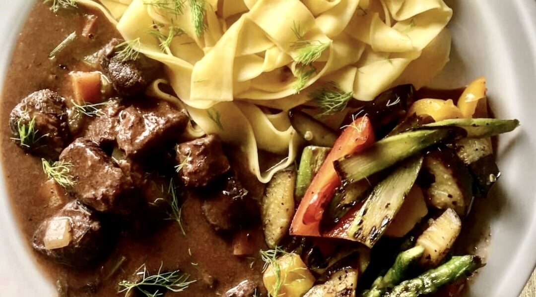 Gulasz z dzika, czyli krojone i marynowane w czerwonym winie mięso z dzika duszone z warzywami z dodatkiem suszonych grzybów i ziół.