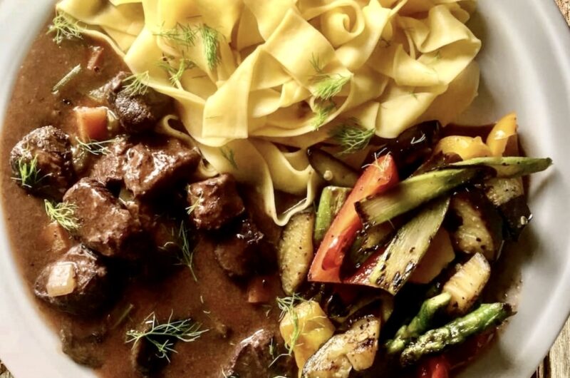 Gulasz z dzika, czyli krojone i marynowane w czerwonym winie mięso z dzika duszone z warzywami z dodatkiem suszonych grzybów i ziół.