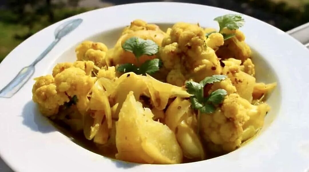 Gulasz z kalafiora i ziemniaków doprawiony aromatyczną pastą z orientalnych przypraw.