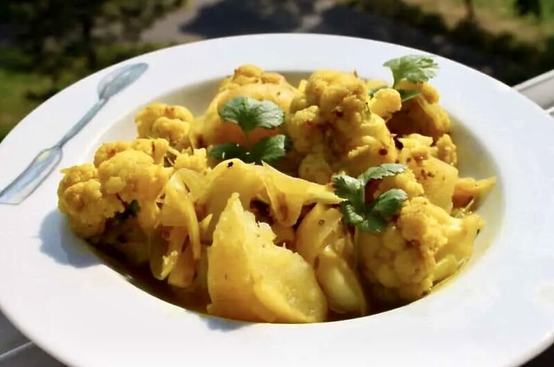 Gulasz z kalafiora i ziemniaków doprawiony aromatyczną pastą z orientalnych przypraw.