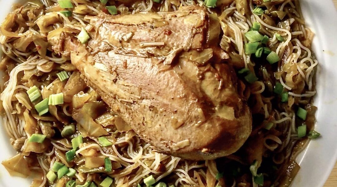 Indyk duszony na sposób azjatycki to podudzia duszone z korą cynamonową, anyżem i siekaną białą kapustą. Doprawiony sosami azjatyckimi i podany z makaronem ryżowym stanowi nie lada ciekawostkę kulinarną.