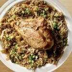 Indyk duszony na sposób azjatycki to podudzia duszone z korą cynamonową, anyżem i siekaną białą kapustą. Doprawiony sosami azjatyckimi i podany z makaronem ryżowym stanowi nie lada ciekawostkę kulinarną.